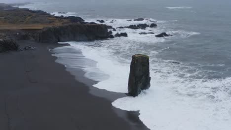 Schaumige-Wellen-Treffen-Auf-Den-Stapi-Sea-Stack-Bei-Stapavík-Im-Südwesten-Islands