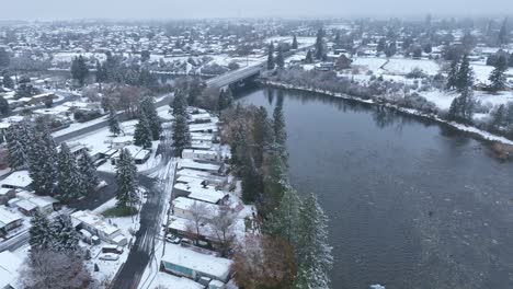 Luftaufnahme-Des-Spokane-River-Mit-Den-Umliegenden-Vierteln,-Die-Alle-Mit-Schnee-Bedeckt-Sind