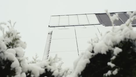 Eingeschneite-Sonnenkollektoren-Auf-Dem-Dach-Nach-Schnee-Im-Winter