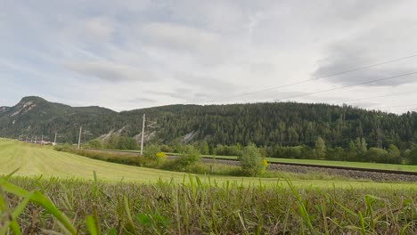 Tren-Alpino-Entre-Campos-Verdes-Y-Montañas-En-Austria