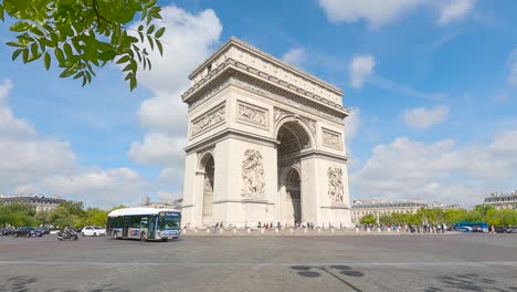 Arc-de-Triomphe-in-Paris,-France.-Light-traffic