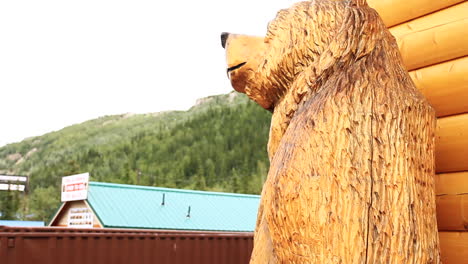 Estatua-De-Oso-De-Madera-En-Alaska