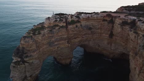 Una-Vista-Maravillosa-De-Los-Acantilados-En-La-Playa-De-Marinha,-Una-De-Las-Playas-Más-Hermosas-Del-Algarve,-Portugal