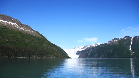 Ondulación-De-Las-Olas-En-El-Lago-Con-Montañas-Y-Glaciares-En-El-Fondo-En-Alaska