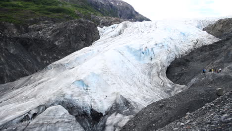 Gletscher,-Umgeben-Von-Schwarzem-Felsen-In-Alaska