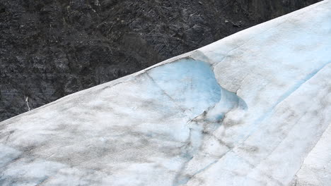 Gletscher,-Umgeben-Von-Schwarzem-Felsen-In-Alaska