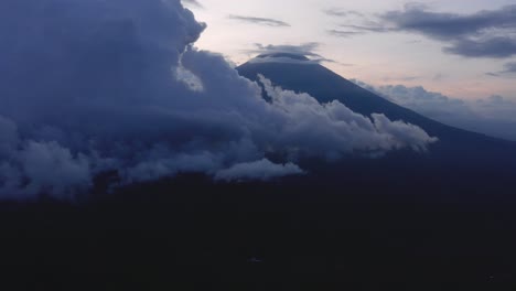 Atemberaubende-Luftaufnahme-Des-Mount-Agung-Mit-Einer-Riesigen,-Flauschigen-Wolke-Im-Vordergrund