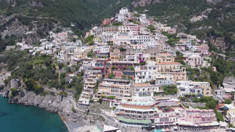 Drone-shot-around-the-colourful-buildings-in-Positano,-Italy