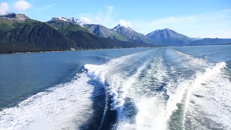 Boot-Wake-Waves-Mit-Bergen-Im-Hintergrund-In-Alaska