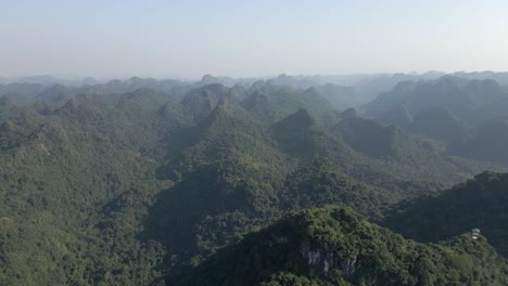 Amplia-Vista-Aérea-De-Las-Cadenas-Montañosas-De-La-Selva-Brumosa-En-Vietnam