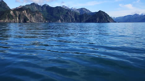 Ondulación-De-Las-Olas-En-El-Lago-Con-Montañas-De-Fondo-En-Alaska