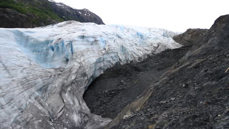 Gletscher-Schmilzt-Zwischen-Bergen-In-Alaska