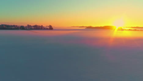 Luftüberführung-Wolkenmeer-Mit-Goldenen-Sonnenstrahlen-Im-Hintergrund-Während-Der-Abenddämmerung-In-Der-Luft