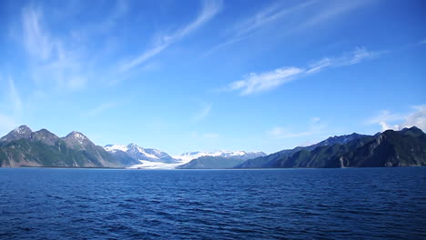 Ondulación-De-Las-Olas-En-El-Lago-Con-Montañas-Y-Glaciares-En-El-Fondo-En-Alaska