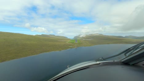 POV-Cockpit-Ansicht-Passagierflugzeug-Landet-Auf-Dem-Flughafen-Der-Färöer-Inseln