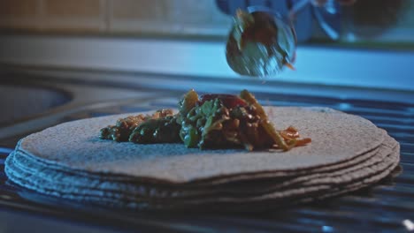 Envolver-Tortilla-Mexicana-Casera,-Vista-De-Cerca