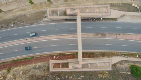 Puente-Peatonal-A-Pie-Sobre-Una-Calzada-Concurrida-Con-Coches-Circulando-Por-Debajo