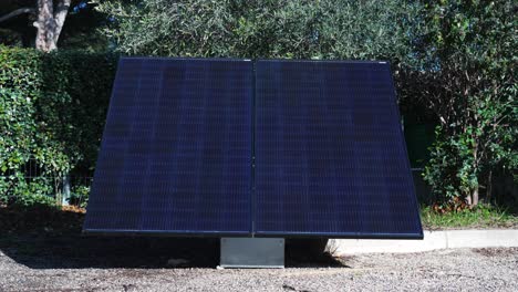 Panel-Solar-Parado-Afuera-Bajo-El-Sol