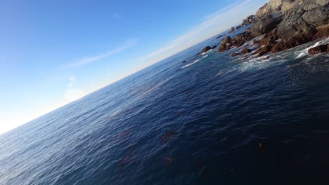 Eine-Schnelle,-Tief-Fliegende-Perspektive-über-Der-Felsigen-Küste-Von-Catalina-Island
