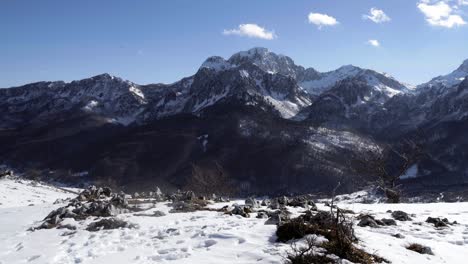 Schöne-Schneebedeckte-Berglandschaft-In-Kolasin,-Montenegro-Mit-Blauem-Himmel-Und-Ein-Paar-Gefiederten-Wolken-An-Einem-Sonnigen-Tag