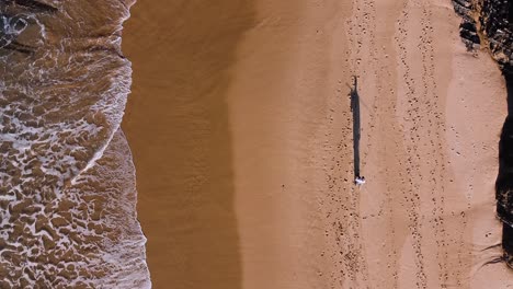 Un-Pescador-Caminando-Por-La-Orilla-En-El-Algarve,-Portugal