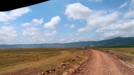Weiter-Blick-Auf-Den-Ngorongoro-krater-Aus-Einem-4x4-auto-Während-Der-Fahrt-Auf-Einer-Holprigen-Straße
