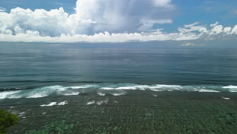 Männer-Auf-Der-Klippe-Vor-Dem-Wunderschönen-Ozean-In-Bali,-Indonesien