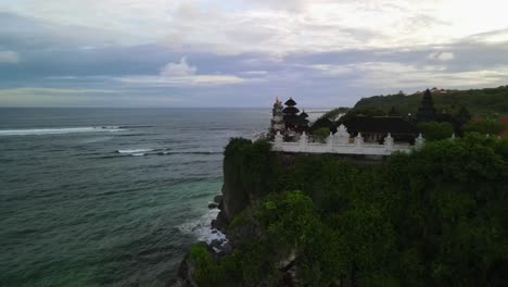 Templo-En-El-Acantilado-En-La-Isla-De-Bali,-Indonesia