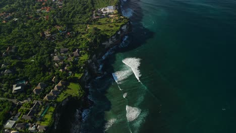 Schönes-Meer-Und-Hotels-Auf-Einer-Klippe-Auf-Der-Insel-Bali,-Indonesien