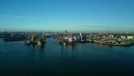 Ein-Kleiner-Teil-Des-Riesigen-Hafens-Von-Rotterdam