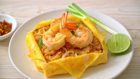 Fideos-Fritos-Tailandeses-Con-Camarones-Y-Envoltura-De-Huevo---Estilo-De-Comida-Tailandesa