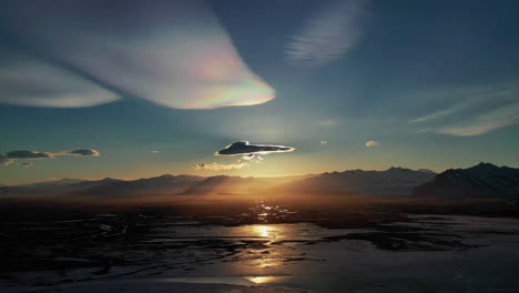 Die-Polare-Stratosphäre---Perlmuttartige-Wolken-über-Der-Vatnajokull-gletscherkappe-In-Südisland---Luftaufnahme