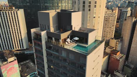 Drohne-Luftaufnahmen-Gebäude-Sao-Paulo-Stadt-Sonnenuntergang-Zentrum-Stadtkonstruktionen-Luftaufnahme-Große-Sonne-Brasilien-Dschungel-Aus-Fels-Dach-Unendlich-Pool