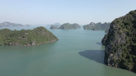 Niedrige-Luft-Fliegt-Inmitten-Steiler-Felsiger-Inseln-Der-Ha-Long-Bay-In-Vietnam
