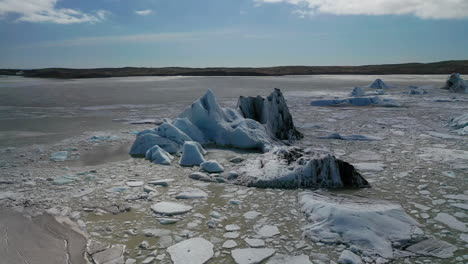 Un-Gran-Iceberg-En-Medio-Del-Lago-Glaciar-Fjallsarlon-En-El-Sur-De-Islandia---Antena