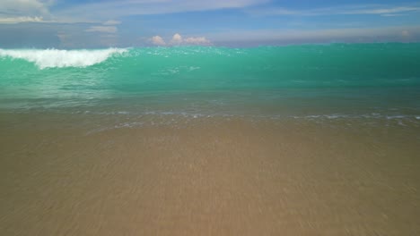 Schöne-Ozeanwellen-Am-Weißen-Sandstrand,-Indonesien