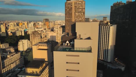 Drone-Tomas-Aereas-Edificios-Copan-Sao-Paulo-Ciudad-Atardecer-Centro-Ciudad-Ipiranga-165-Construcciones-Toma-Aerea