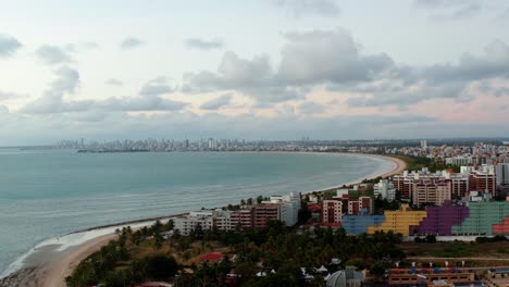 Schöne-Luftdrohnenaufnahme-Der-Tropischen-Stadt-Joao-Pessoa-Mit-Einer-Großen-Küstenlinie-Und-Wolkenkratzern-In-Der-Ferne-Im-Norden-Brasiliens