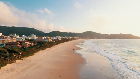 Vista-Aérea-Paraíso-Brasileño-Playa-Atardecer