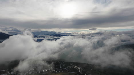 Luftaufnahme-In-Der-Schweiz-über-Der-Stadt-Crans-Montana,-Wallis