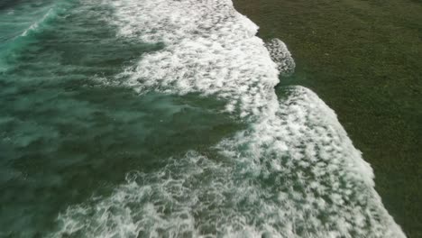 Ocean-waves-in-Bali,-Indonesia