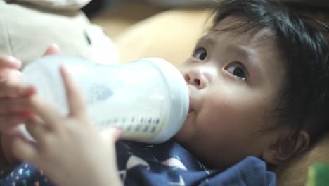 Malaysisches-Kleinkind,-Das-Milch-Aus-Der-Flasche-Trinkt,-Nahaufnahme