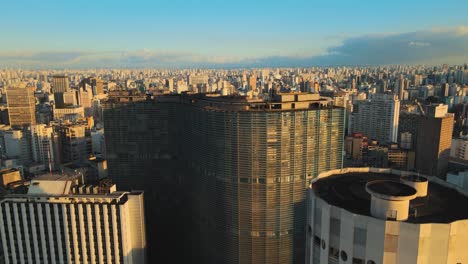 Drone-Toma-Aerea-Edificios-Copan-Sao-Paulo-Ciudad-Atardecer-Centro-Ciudad-Ipiranga-165-Construcciones-360-Grados-De-Ciudad