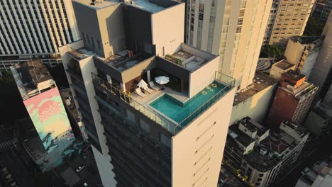 Drohne-Luftaufnahmen-Gebäude-Sao-Paulo-Stadt-Sonnenuntergang-Zentrum-Stadtkonstruktionen-Luftaufnahme-Große-Sonne-Brasilien-Dschungel-Aus-Fels-Dach-Unendlich-Pool