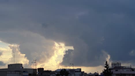 Dramatischer-Himmel,-Surfende-Wolken,-Bunt,-Dächer,-Gebäude,-Israel,-4k-Zeitraffer