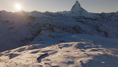Toma-Aérea-En-Suiza-En-La-Ciudad-De-Zermatt-Con-La-Montaña-Matterhorn