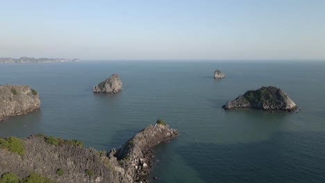 Islas-Rocosas-Dentadas-Desnudas-En-El-Borde-Exterior-De-La-Bahía-De-Ha-Long-En-Vietnam