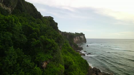 Cliff,-beach-and-ocean-waves-in-Bali,-Indonesia