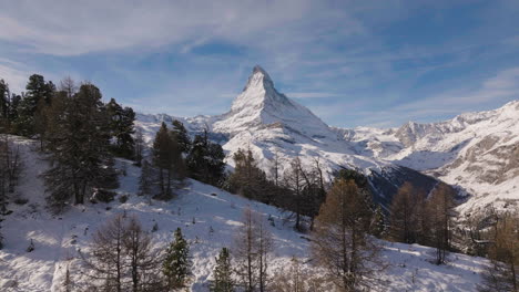 Toma-Aérea-En-Suiza-En-La-Ciudad-De-Zermatt-Con-La-Montaña-Matterhorn