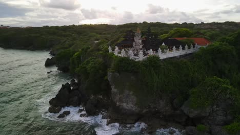 Templo-En-El-Acantilado-En-La-Isla-De-Bali,-Indonesia